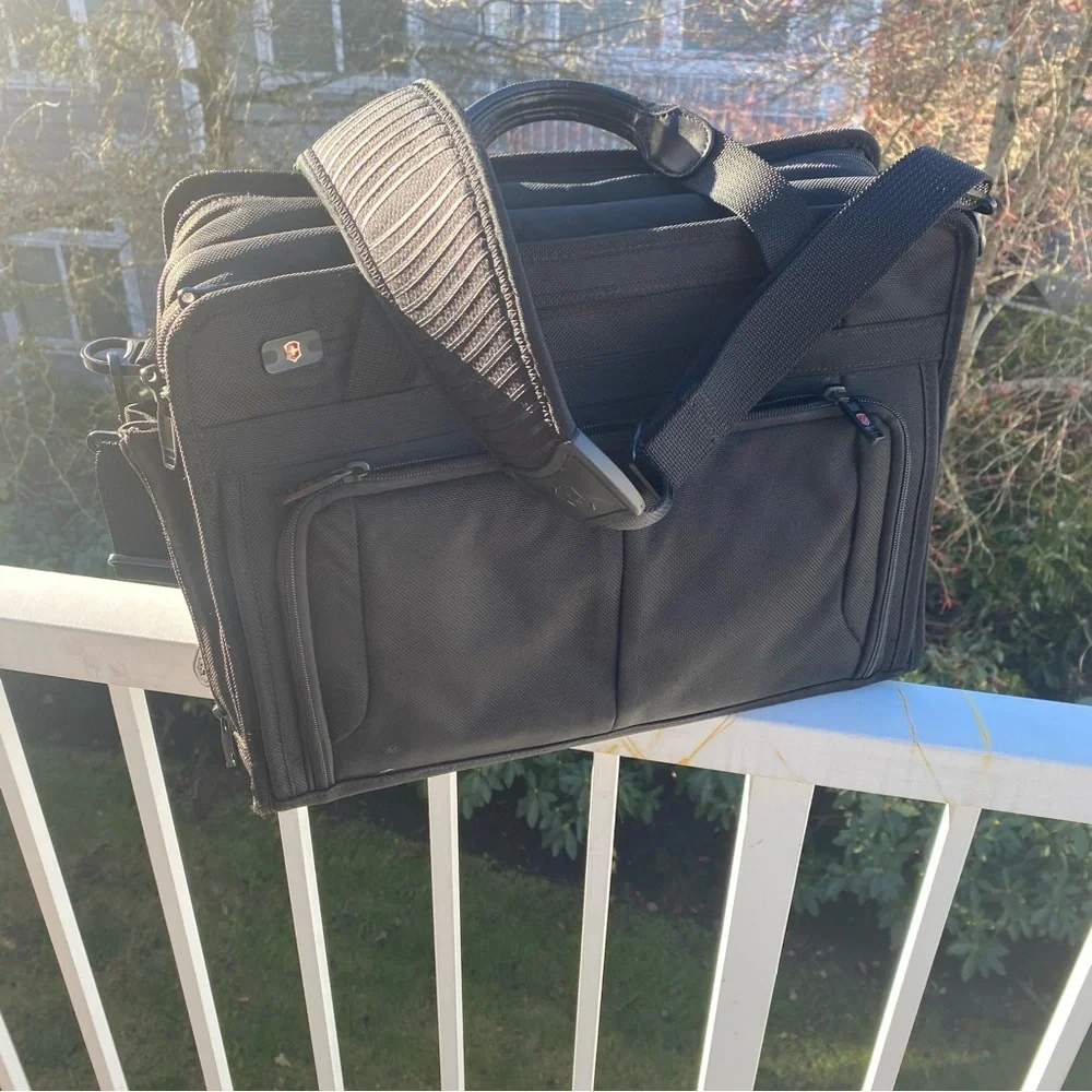 VICTORINOX SWISS MESSENGER BAG